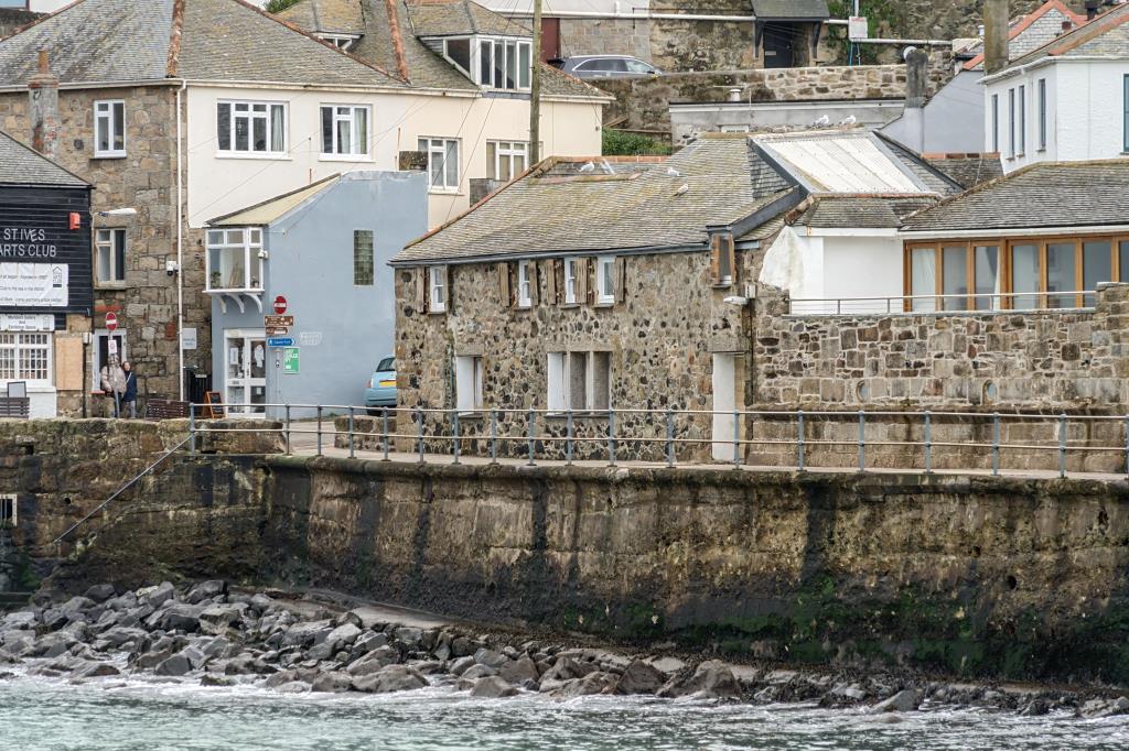 Lot: 34 - GROUND FLOOR PREMISES IN SOUGHT AFTER LOCATION - Front elevation of property from different view